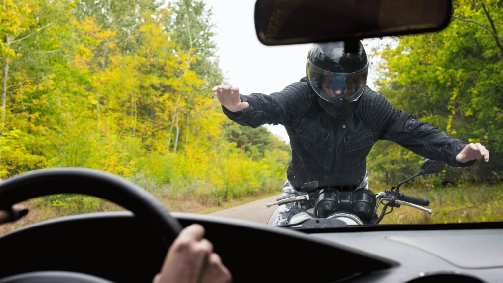 Acidente de trabalho com moto: saiba se o patrão pode descontar do salário e quais são seus direitos.