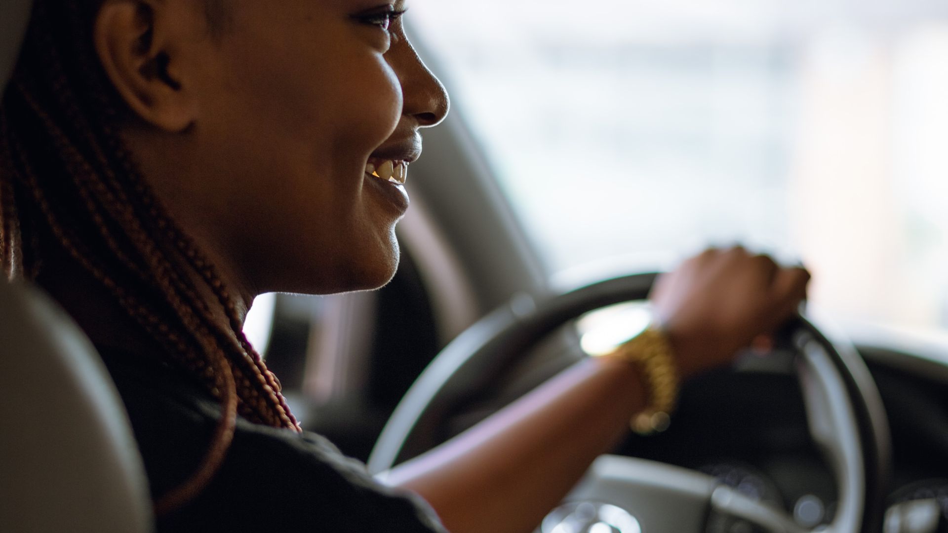 Motoristas têm direitos em relação a horas extras. Entenda como se proteger e quais medidas tomar em casos de abuso.