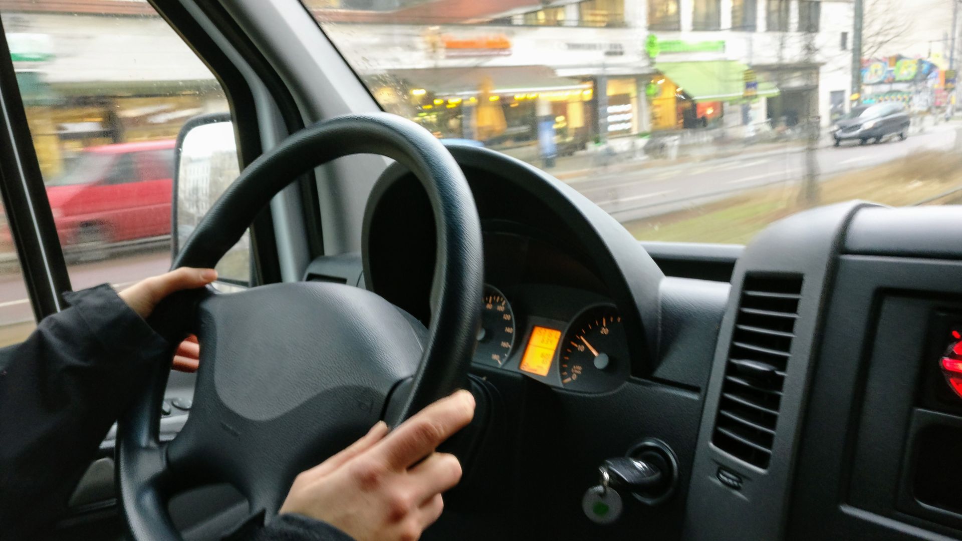 Motoristas sem registro em carteira têm direitos. Descubra como regularizar sua situação e garantir proteção trabalhista.