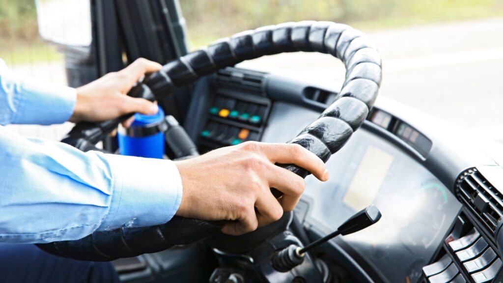 Motorista e Adicional Noturno: Saiba Como Receber A Dra Marília Bazzan, advogada especializada no direito do trabalhador, explica em linguagem simples como funciona o pagamento e o que fazer quando ele não vem.